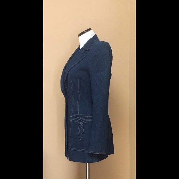 SOLD. 🆕 ESCADA Blazer - Picture 2 of 8